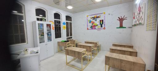 عکس پیش دبستان و دبستان غیردولتی پسرانه مشاهیر