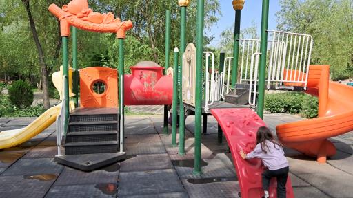 عکس زمین بازی کودکان ایران زمین