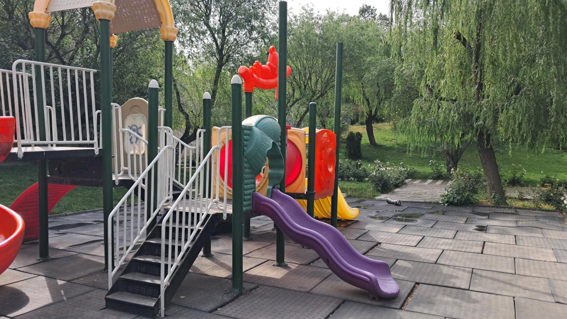 عکس زمین بازی کودکان ایران زمین