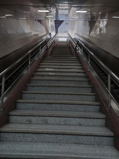 عکس ورودی ایستگاه مترو شهید کاوه