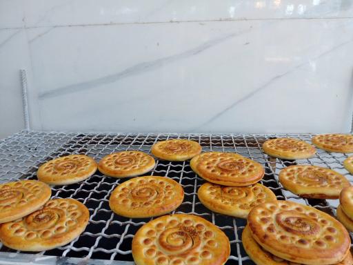 عکس کلوچه پزی سنتی فومن بردبار