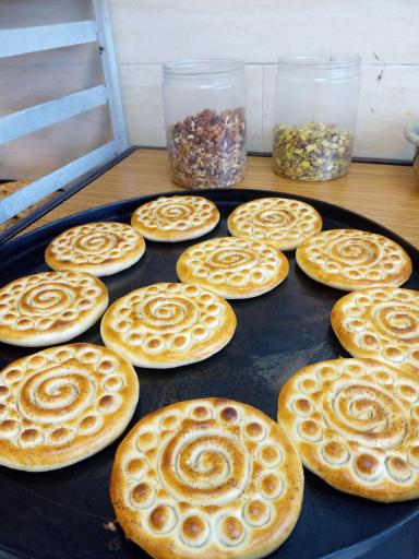 عکس کلوچه پزی سنتی فومن بردبار