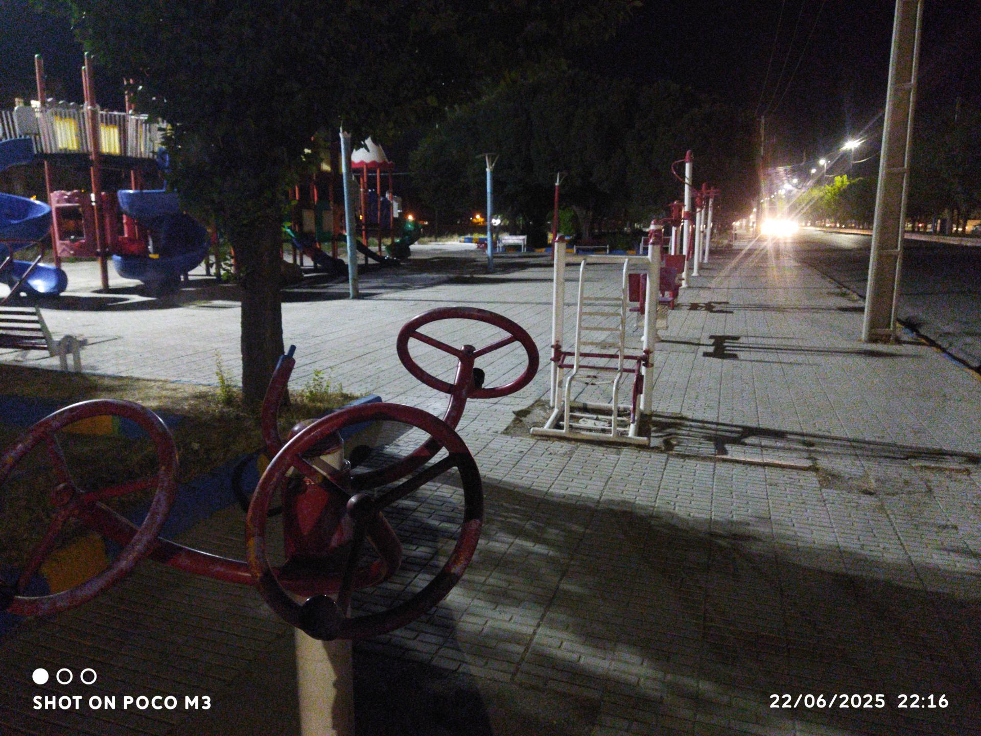 عکس وسایل ورزشی پارک عمومی