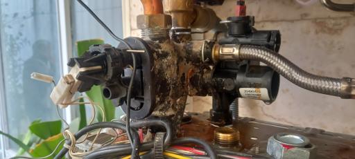 عکس تعمیرات پکیج و آبگرمکن دماساز