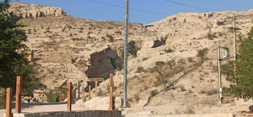 عکس دخمه باستانی (چاه‌های سنگی) بندر سیراف