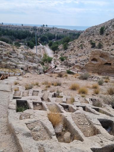 عکس دخمه باستانی (چاه‌های سنگی) بندر سیراف