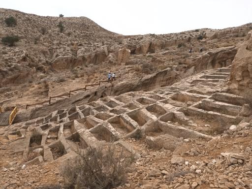 عکس دخمه باستانی (چاه‌های سنگی) بندر سیراف