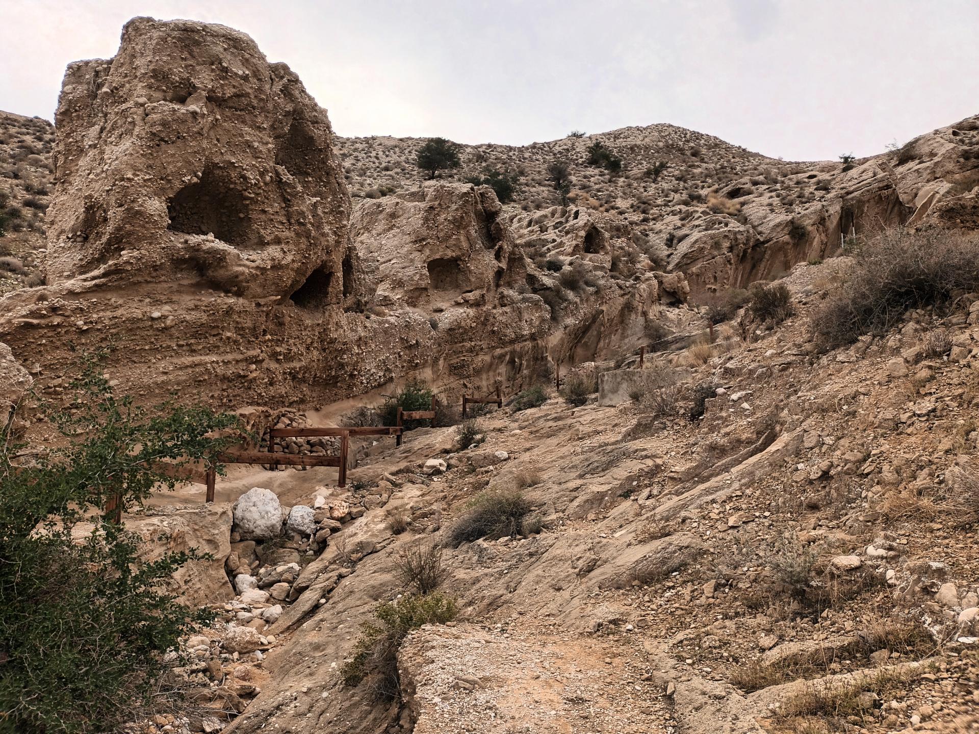 عکس دخمه باستانی (چاه‌های سنگی) بندر سیراف