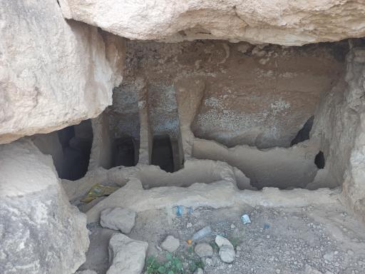 عکس دخمه باستانی (چاه‌های سنگی) بندر سیراف