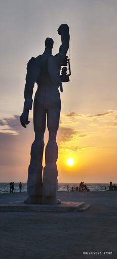 عکس بنای نگهبان دریا