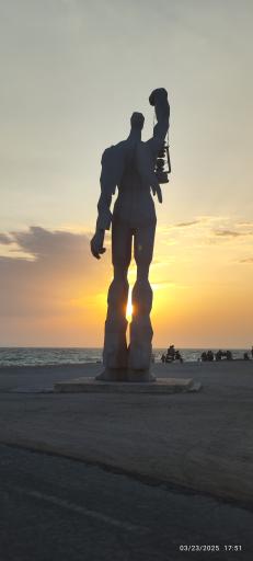 عکس بنای نگهبان دریا