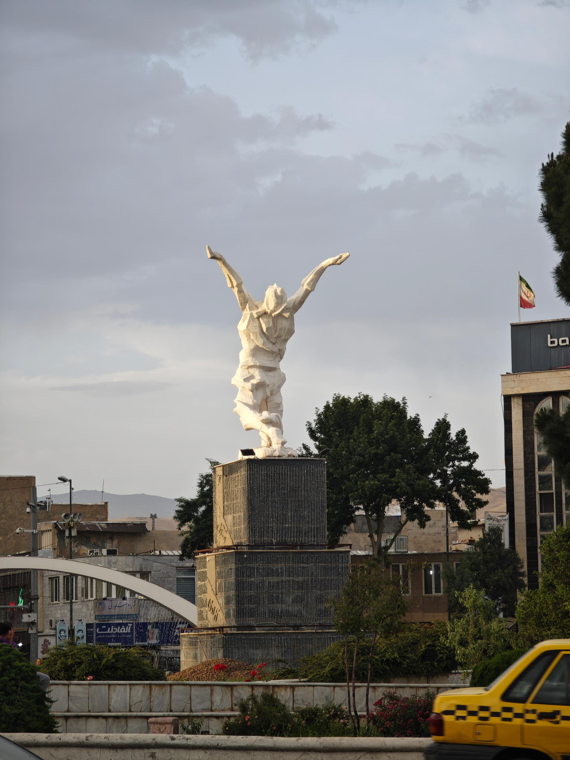 عکس میدان آزادی/ اقبال