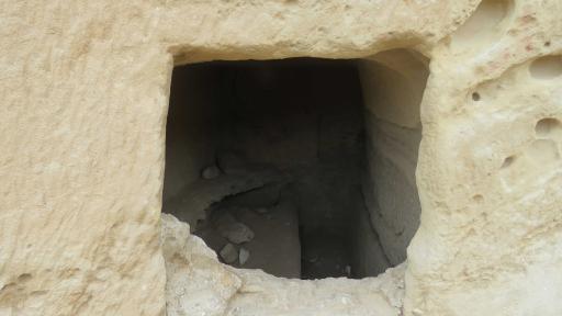 عکس دخمه باستانی (چاه‌های سنگی) بندر سیراف