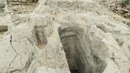 عکس دخمه باستانی (چاه‌های سنگی) بندر سیراف
