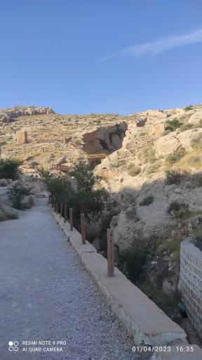 عکس دخمه باستانی (چاه‌های سنگی) بندر سیراف