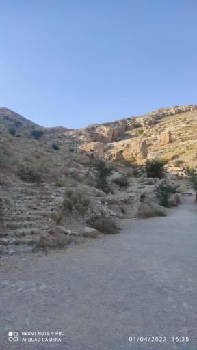 عکس دخمه باستانی (چاه‌های سنگی) بندر سیراف