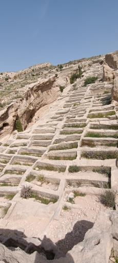 عکس دخمه باستانی (چاه‌های سنگی) بندر سیراف