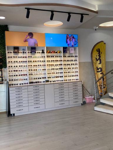 عکس بینایی سنجی و عینک کارن