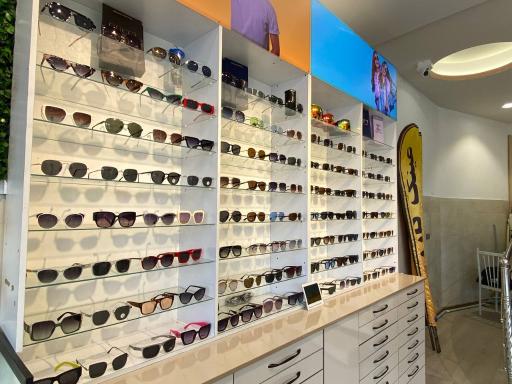 عکس بینایی سنجی و عینک کارن