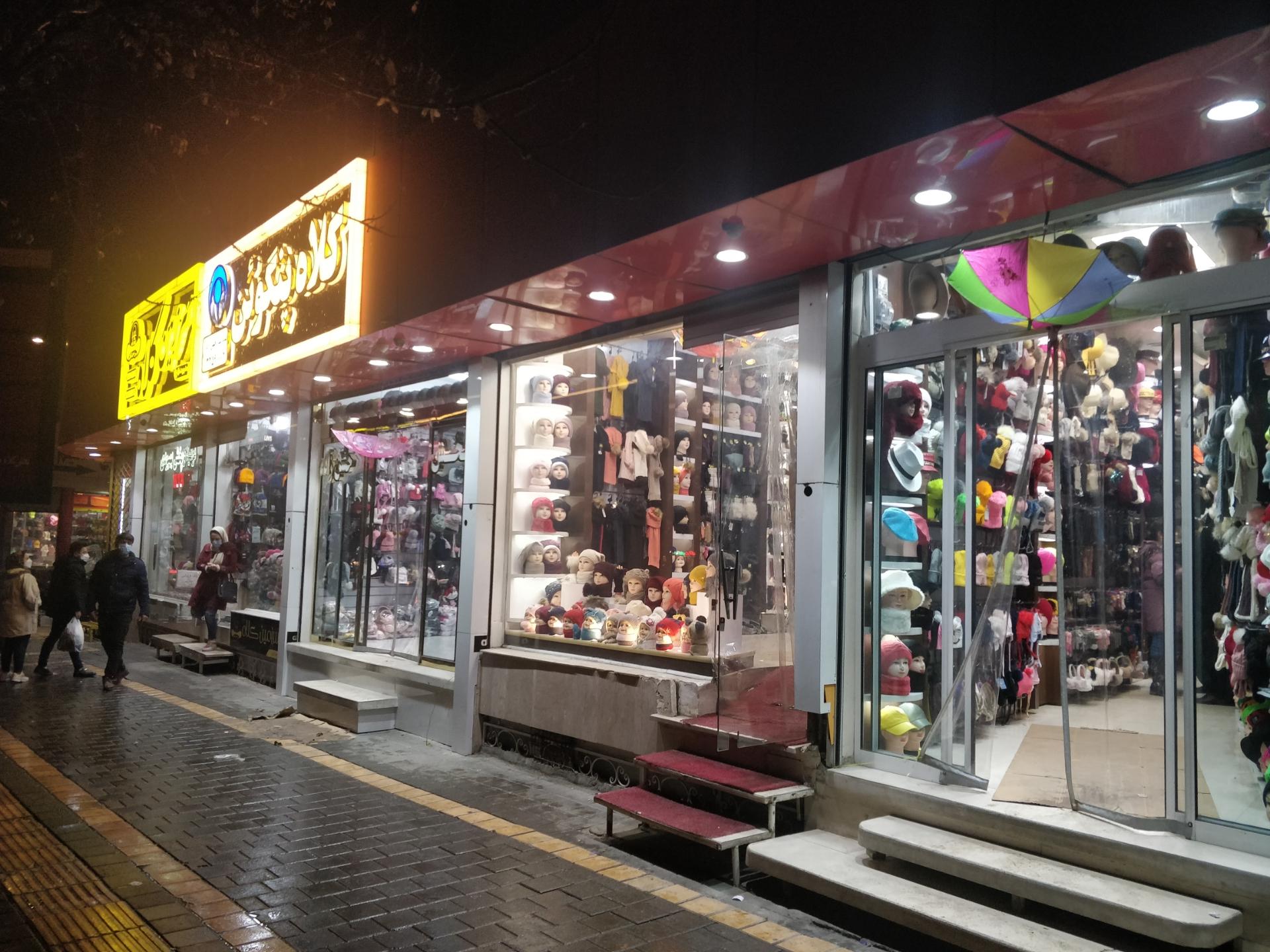 عکس بازار کلاه فروش‌ها