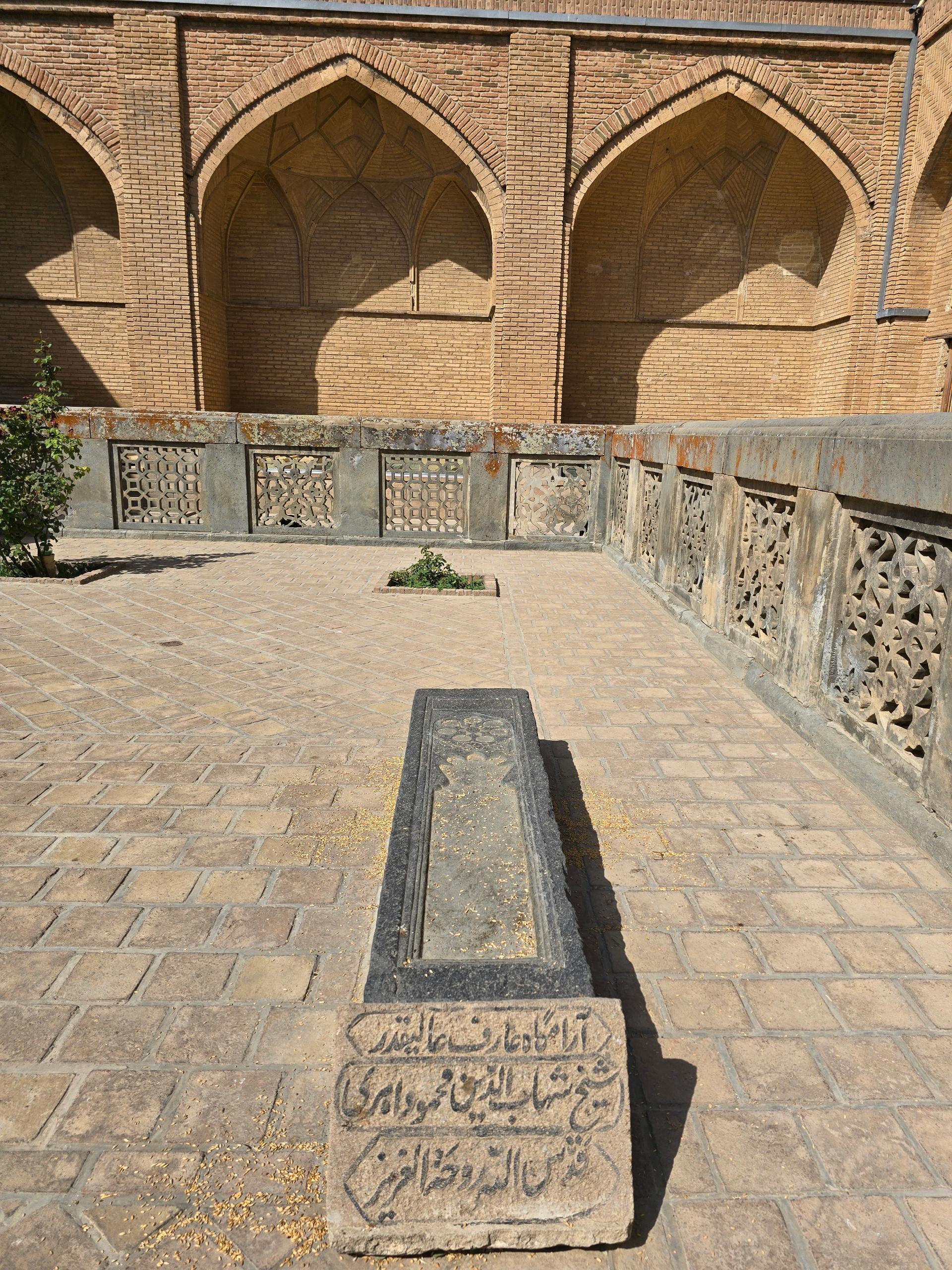 عکس مقبره شیخ شهاب الدین اهری