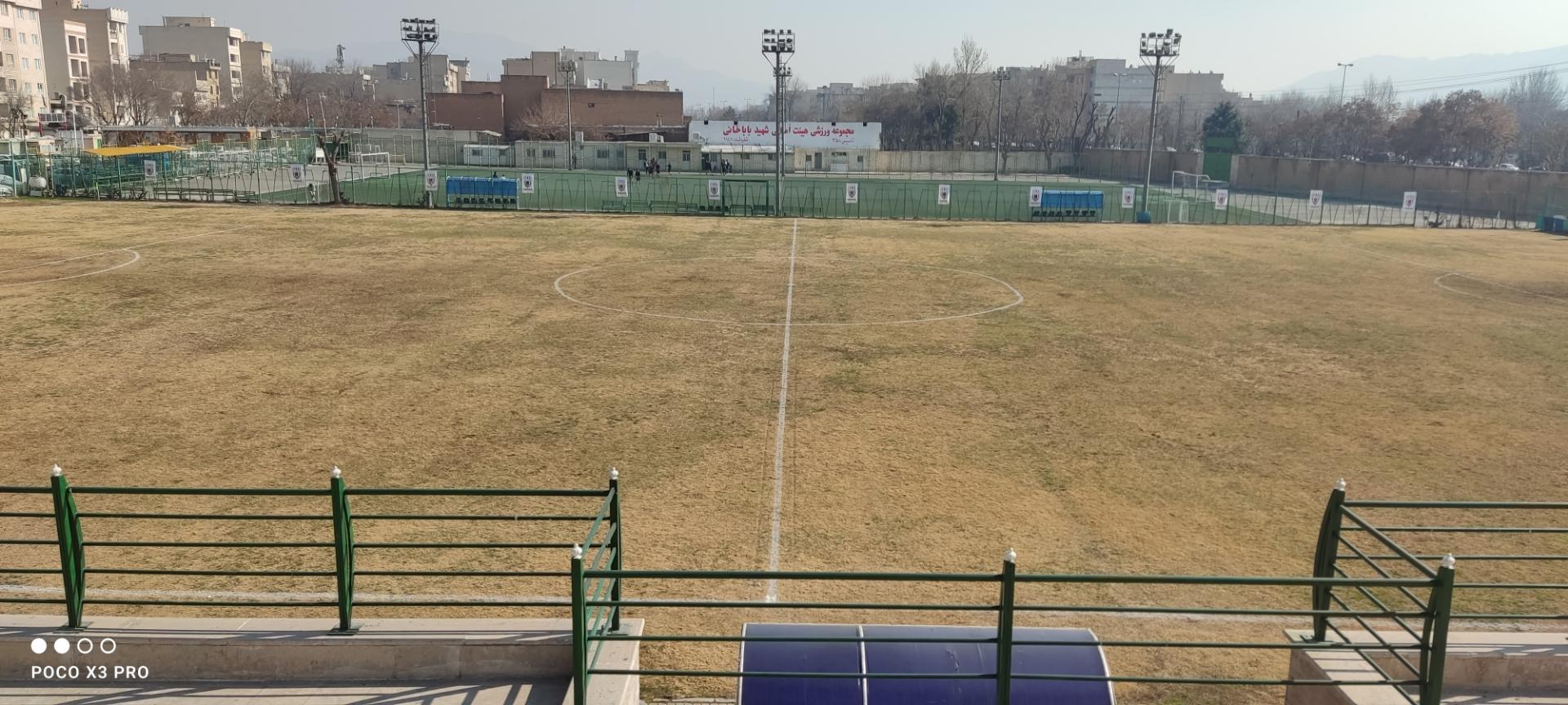 عکس زمین چمن مجموعه ورزشی شهید باباخانی شعبه مینایی