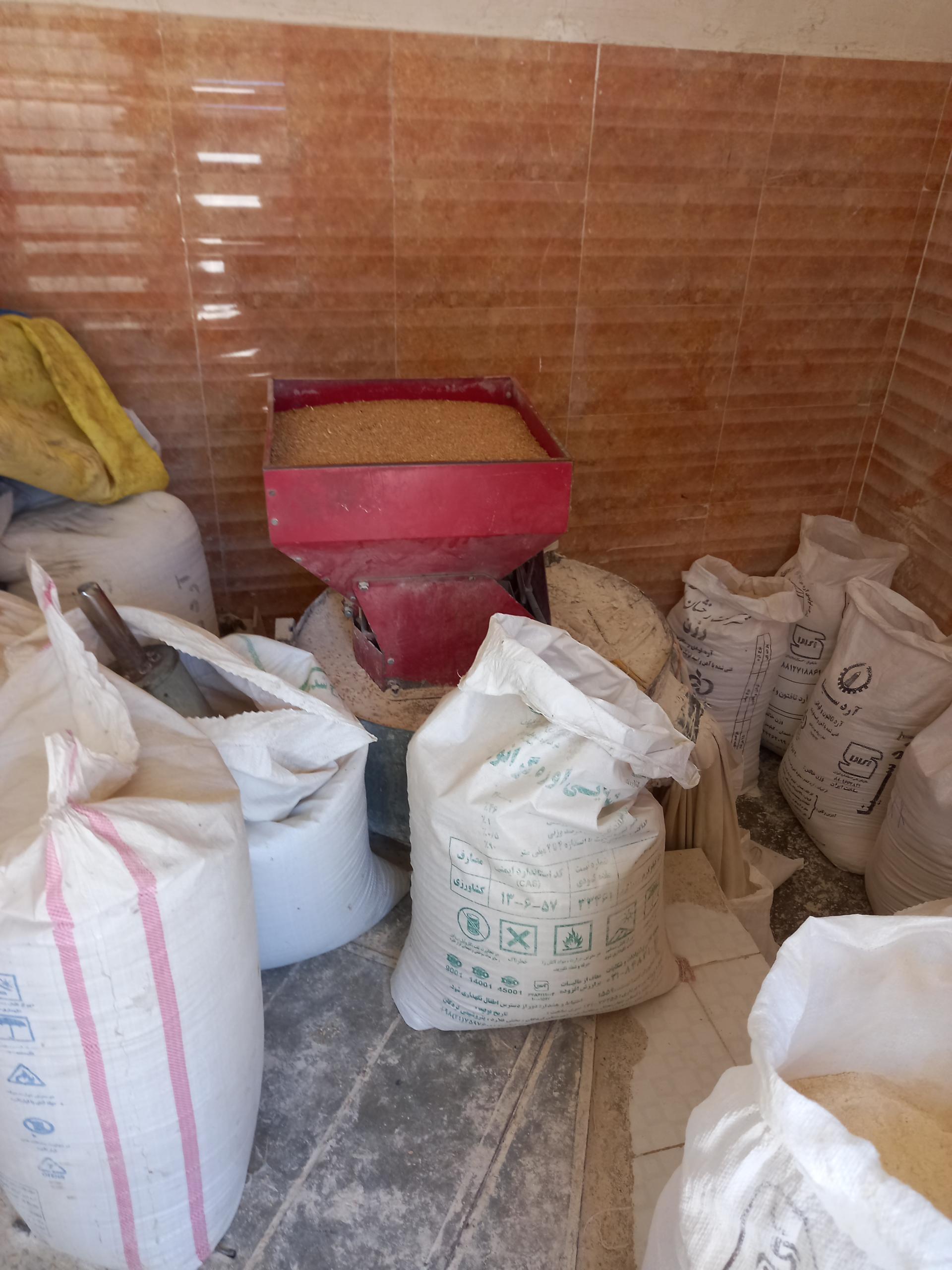 عکس آسیاب سنگی گندم و جو