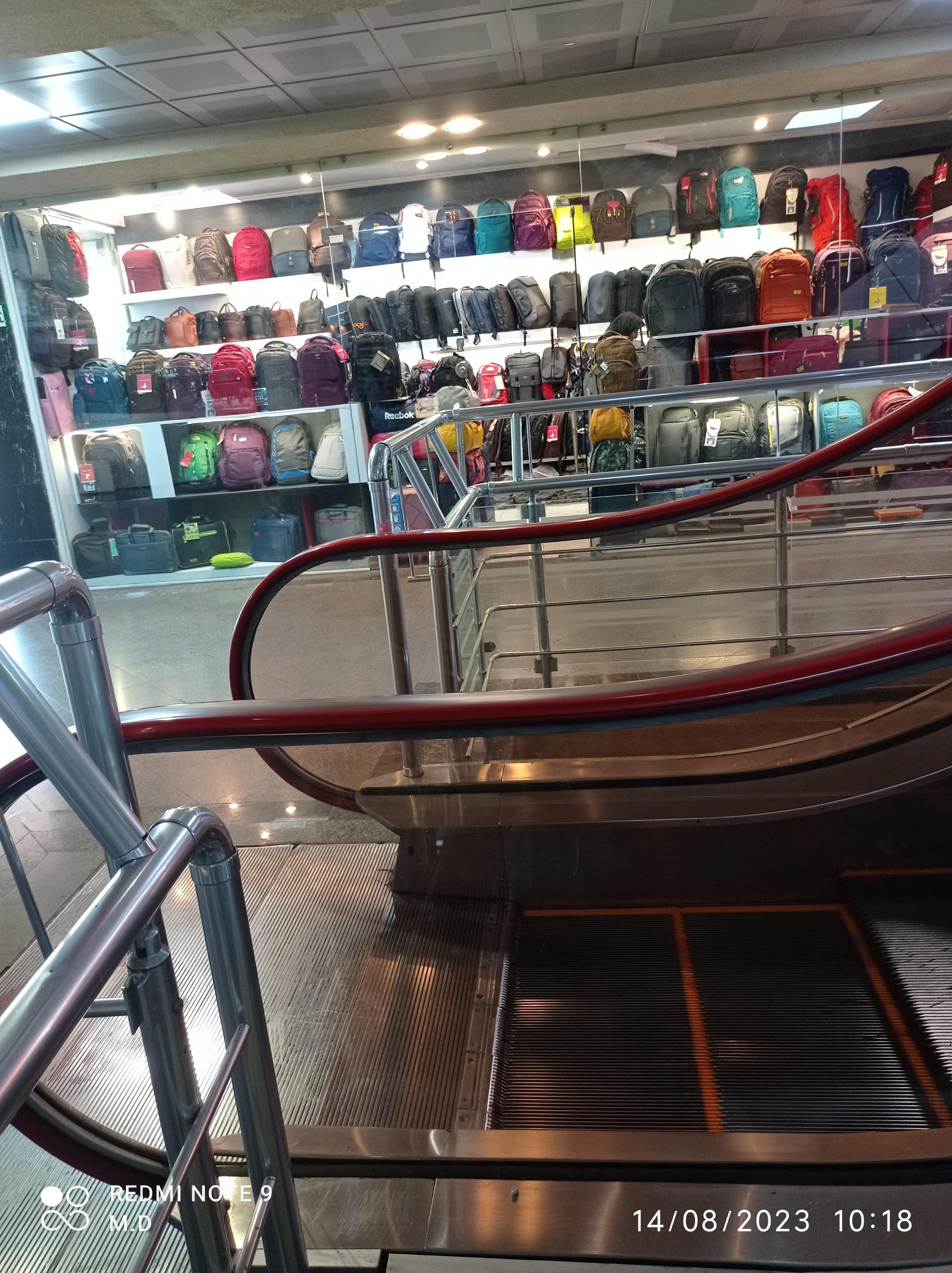 عکس فروشگاه کیف و کوله جهان پارسه