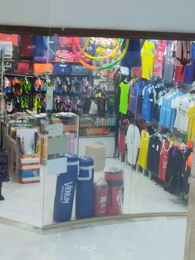 عکس فروشگاه لوازم ورزشی آدیداس 