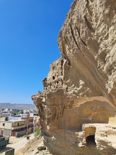 عکس غارهای سه گانه و معبد بان مسیتی