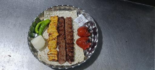 عکس تهیه غذای ماهان