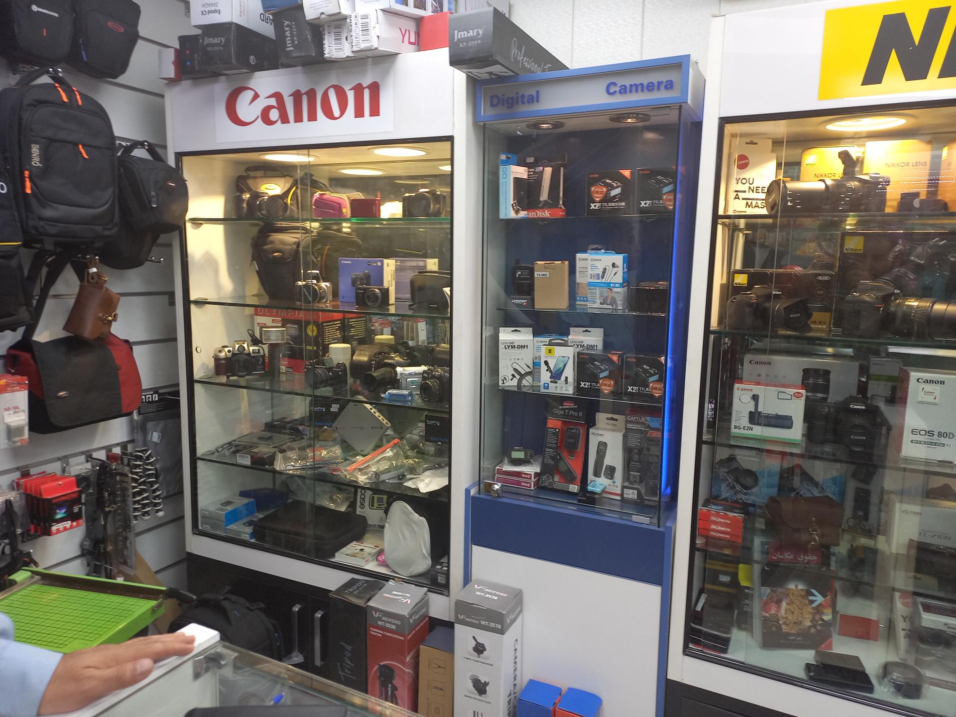 عکس فروشگاه لوازم عکاسی حقیقی 