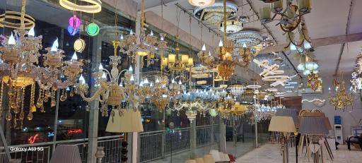 عکس شهر لوستر و ساعت نور باران