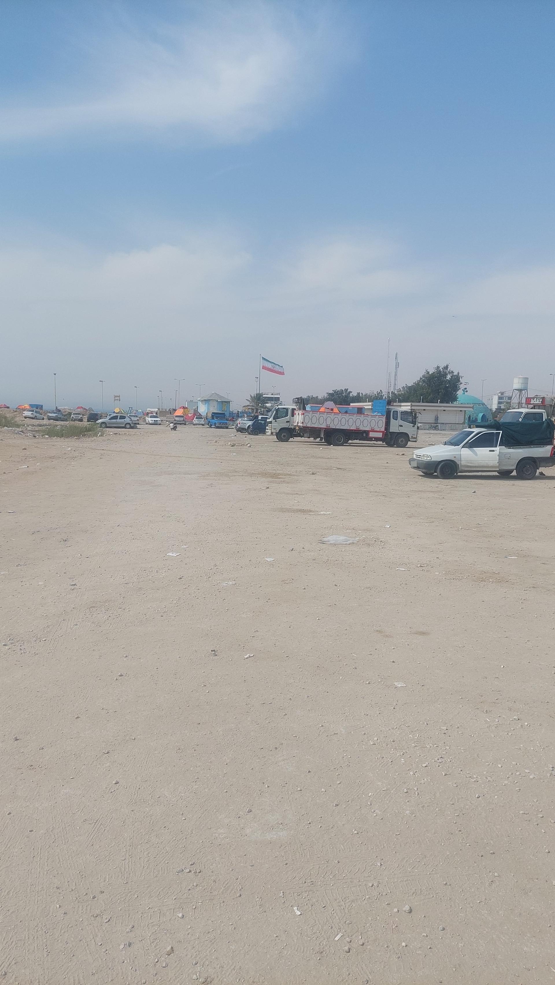 عکس پارکینگ ساحل بندر گناوه 