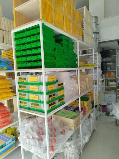 عکس فروشگاه لوازم زنبورداری جهانی