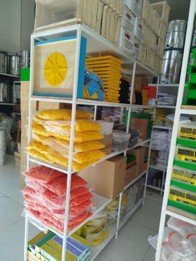 عکس فروشگاه لوازم زنبورداری جهانی