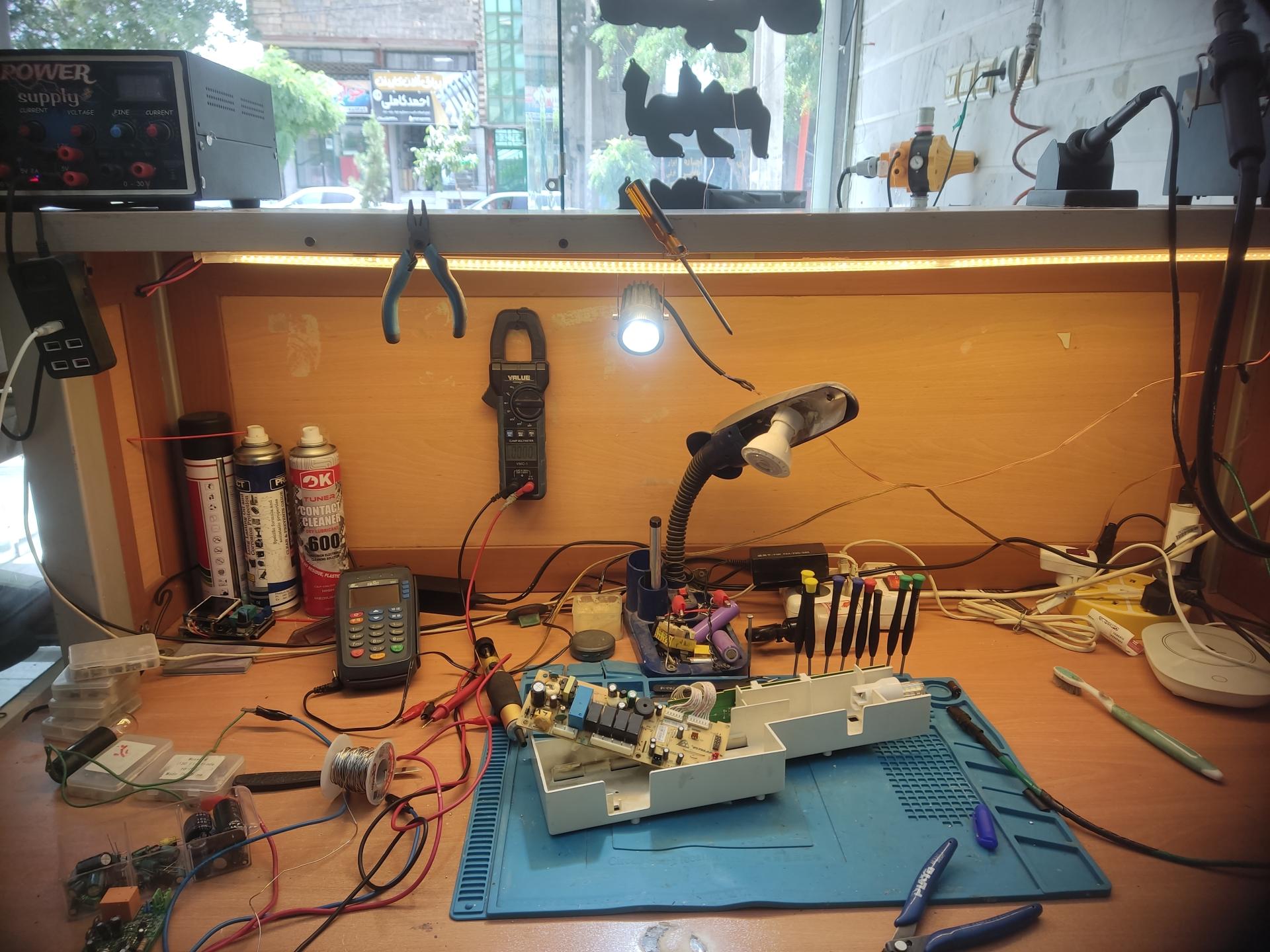 عکس تعمیرات لوازم خانگی و برد الکترونیکی افشار