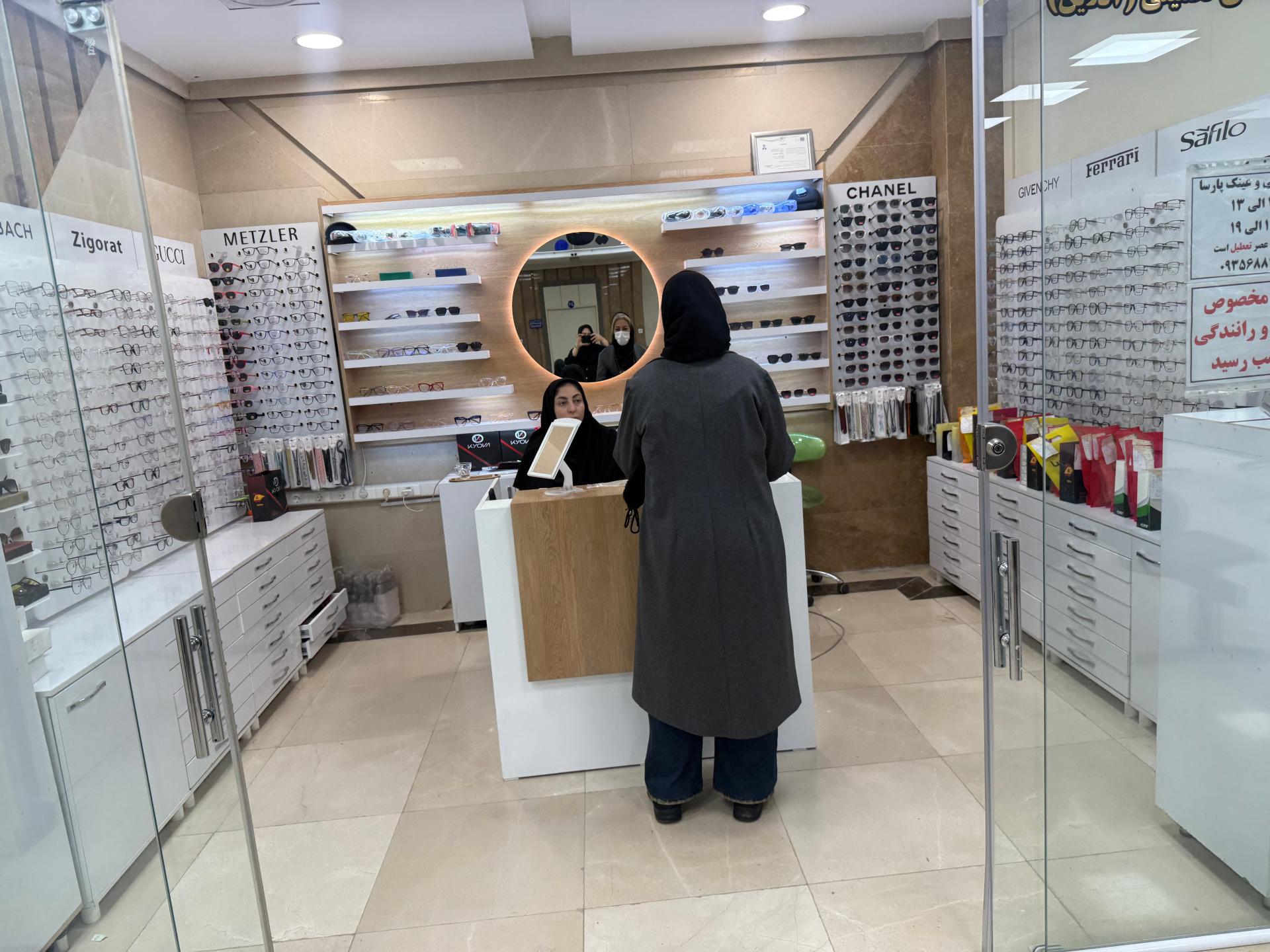 عکس بینایی سنجی و عینک پارسا ۲
