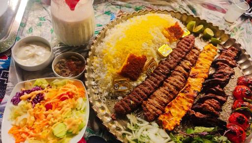 عکس باغ رستوران سنتی شاندیز داریوش