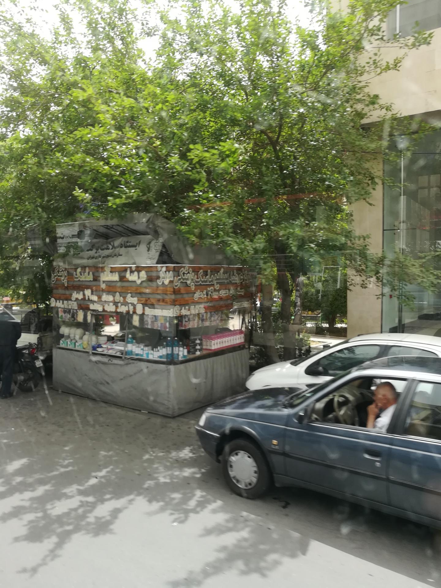 عکس کیوسک سلامت  توزیع ماسک الکل