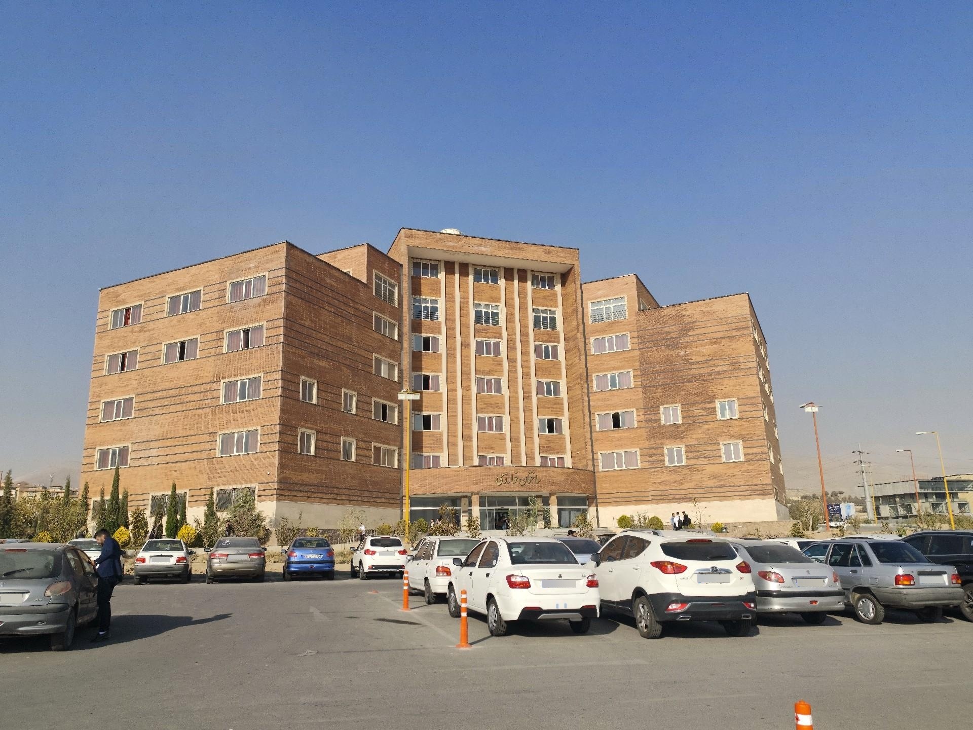 عکس پارکینگ دانشگاه آزاد پردیس 