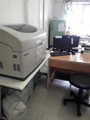 عکس آزمایشگاه پاتوبیولوژی بیمارستان آبان