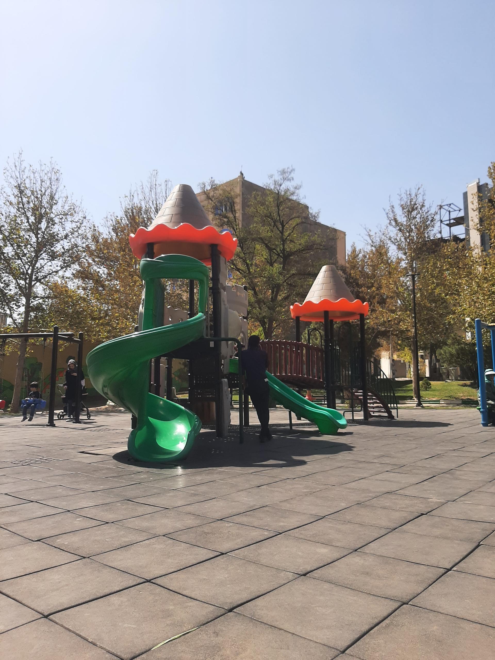 عکس زمین بازی کودکان