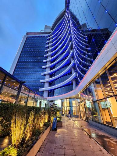 عکس مرکز تجاری اداری همیلا