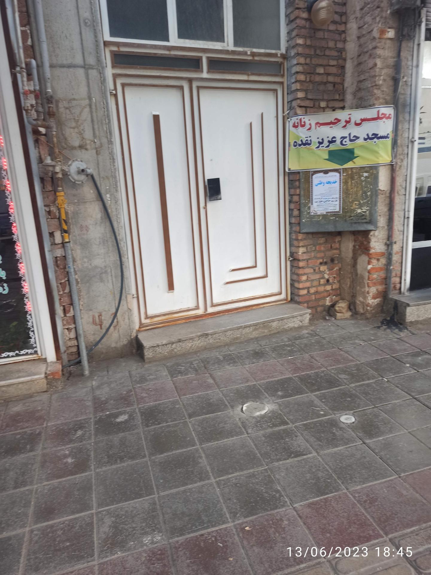 عکس درب قسمت زنانه مسجد حاج عزیز