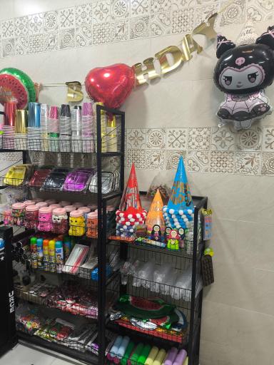 ظروف یکبار مصرف و تم تولد توت فرنگی