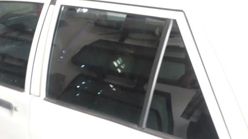 عکس شیشه اتومبیل تسلا