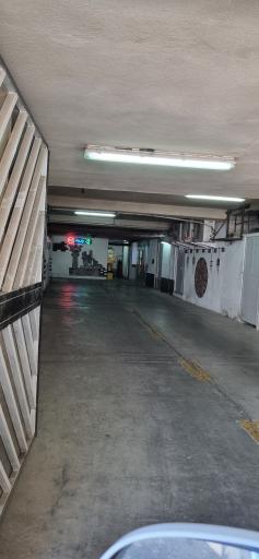 عکس پارکینگ مرکز خرید پارسیان