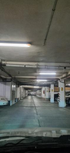 عکس پارکینگ مرکز خرید پارسیان