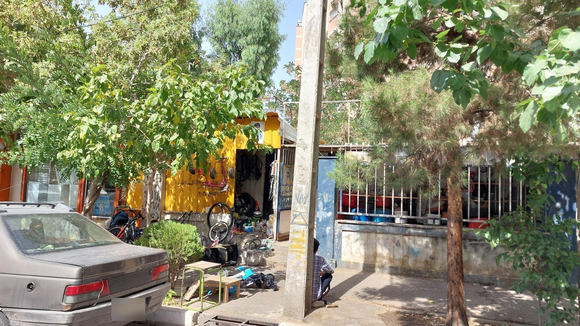 عکس تعمیر کالسکه و دوچرخه و اسکوتر